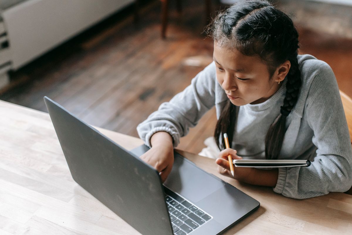 ノートPCでオンラインレッスンを受講する小学生のイメージ